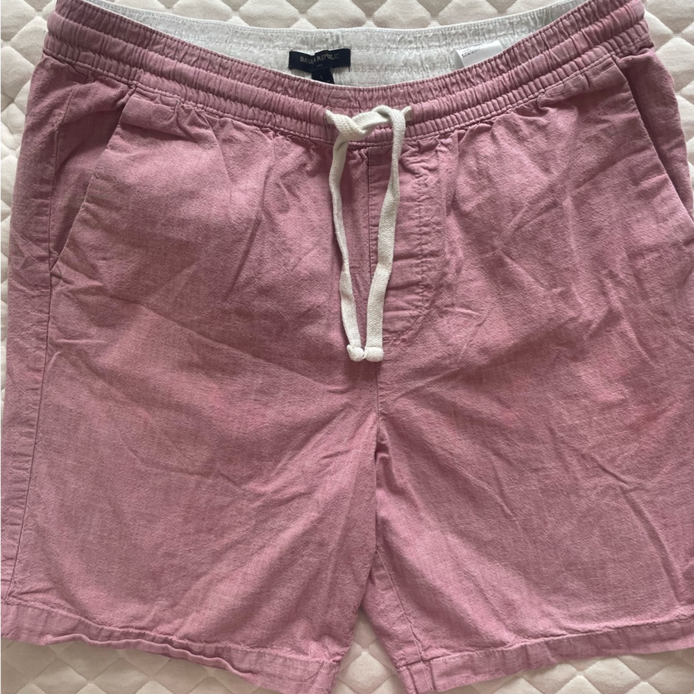 Men’s Banana Republic pink shorts. Size: L